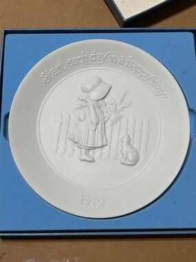 1979 Holly Hobbie Wall Plate - 'Start Each Day in a Happy Way'